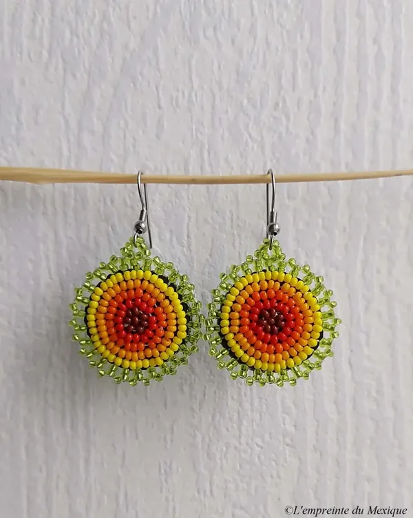 Boucles d’oreilles yoyo vertes en perles de chaquiras et simili-cuir – Art Wixárika