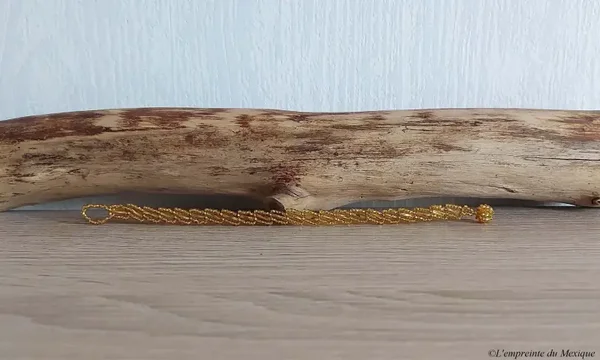 Bracelet doré tissé main en perles longues – Art Wixárika
