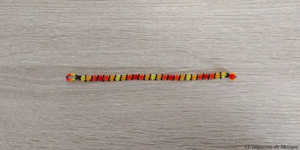 Bracelet fin fleurs de peyotl jaunes, orange et rouges en perles de chaquiras – Art Wixárika