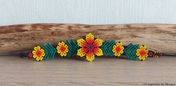 Bracelet fleur de peyotl centrale jaune en perles de chaquiras - Art Wixárika