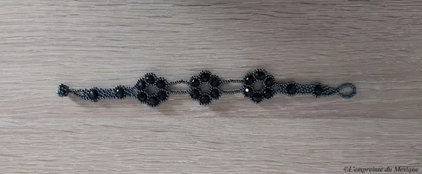 Bracelet fleurs de peyotl rondes noires en perles – Art Wixárika