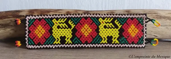 Bracelet trois fleurs de peyotl et deux cerfs en perles de chaquiras – Art Wixárika