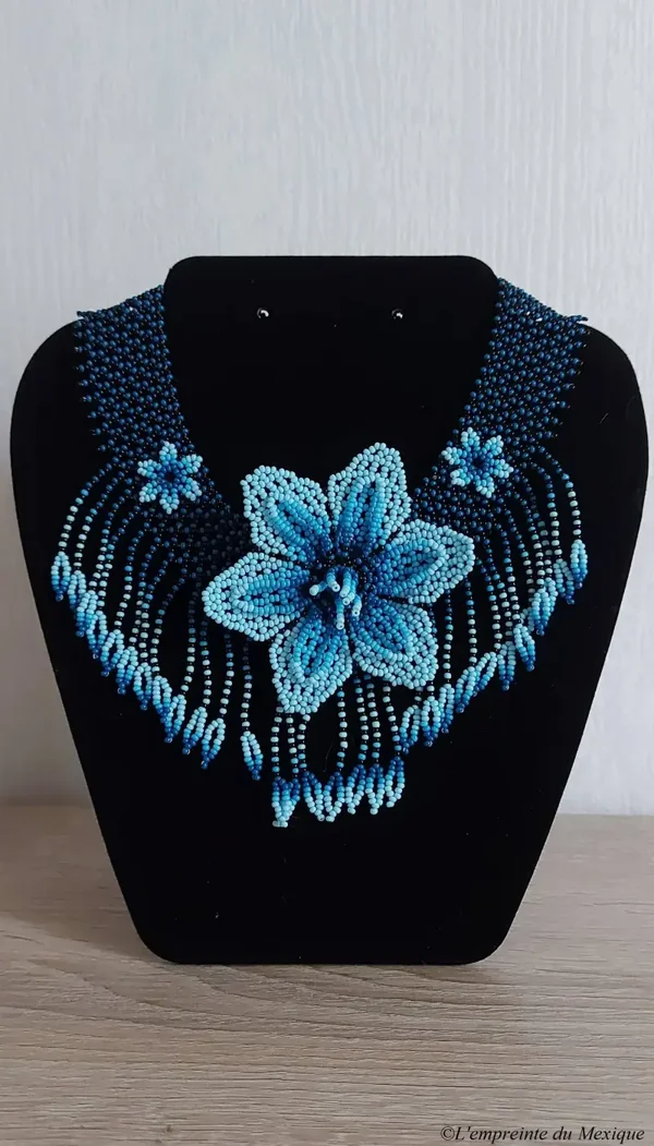 Collier grande fleur de peyotl bleue en perles de chaquiras – Art Wixárika