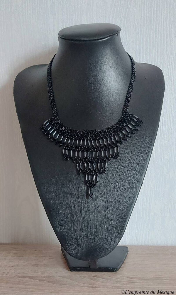 Collier plastron noir en perles de chaquiras - Art Wixárika