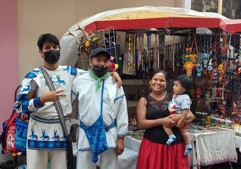 Photo d’Elvia Gonzalez Carrillo avec son oncle et son neveu (Margarito Carrillo Diaz et Juan Carlos Gonzalez Carrillo), artisans et membres de la communauté Wixarika à Tepic, Nayarit (Mexique)