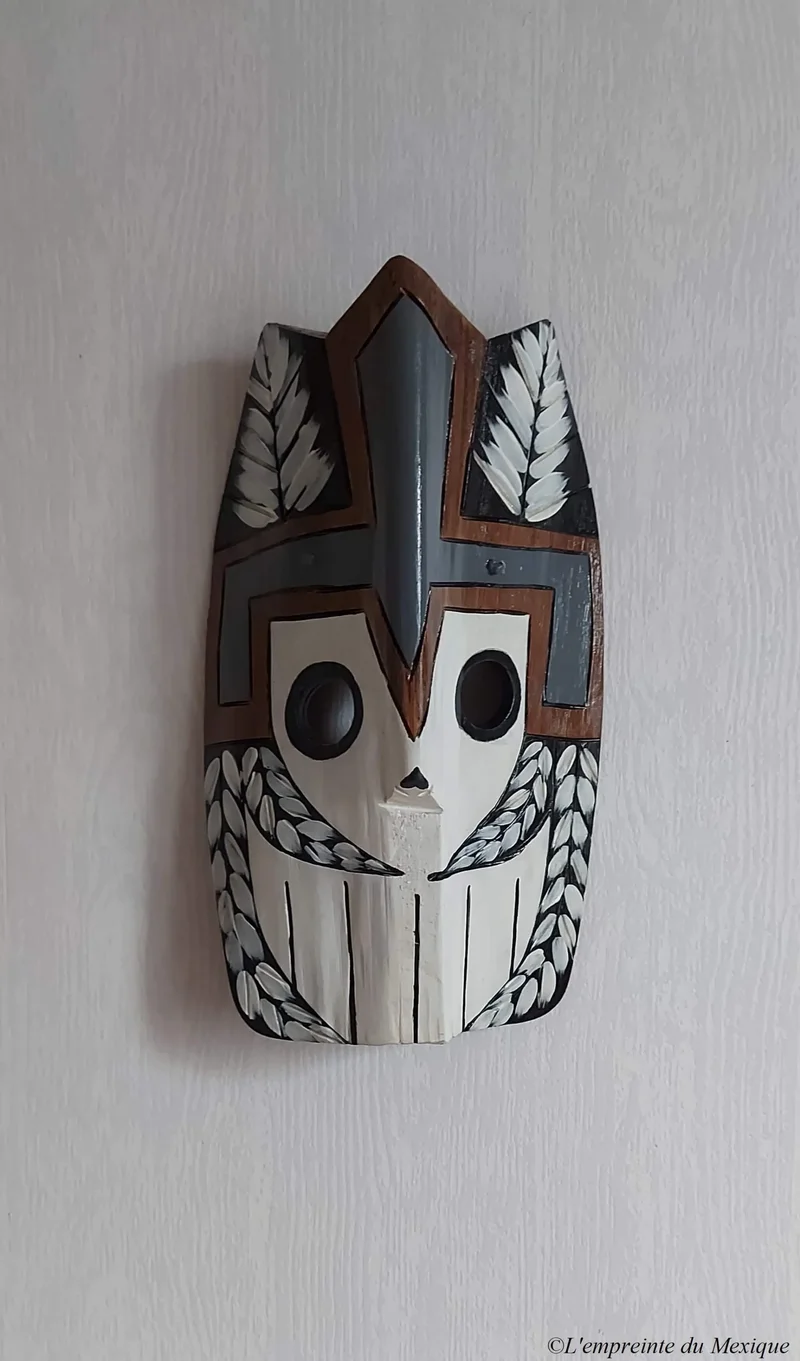 Masque mural en bois de palmier revalorisé, réalisé par Salvador Herrera, représentant Mictlantecuhtli