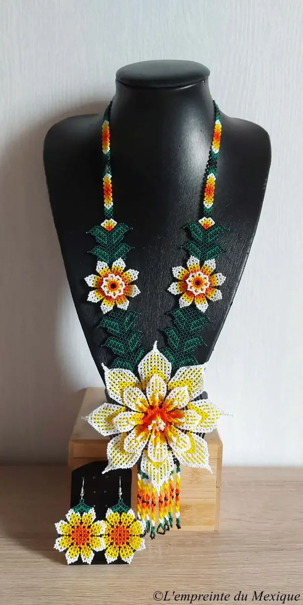 Parure fleurs de peyotl blanches en perles de chaquiras – Art Wixárika