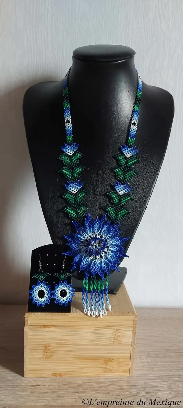 Parure fleurs de peyotl bleues en perles de chaquiras – Art Wixárika
