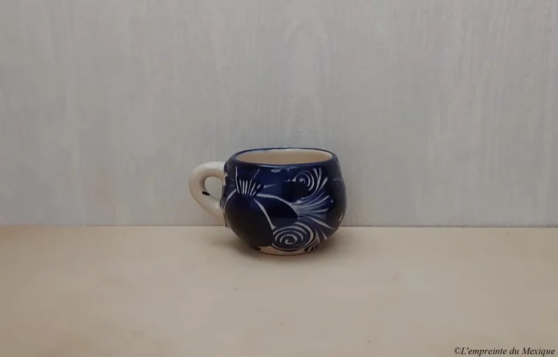 Tasse en céramique fabriquée par les artisans de l'atelier Atahualpa Artesanias à Dolores Hidalgo et Tonala, Jalisco (Mexique)