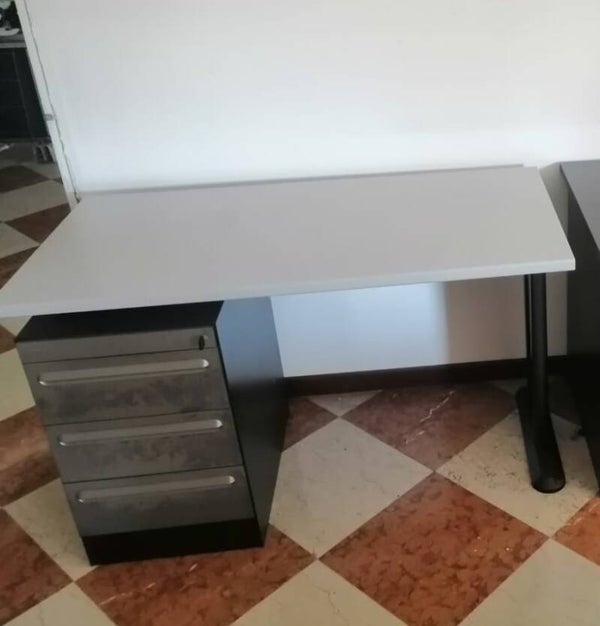 Elegante scrivania lunghezza 120 x prof. 0,60 cm completa di cassettiera in metallo e chiave