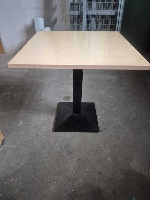 Tavolo quadrato moderno in legno chiaro e metallo nero 75x75 x h80cm