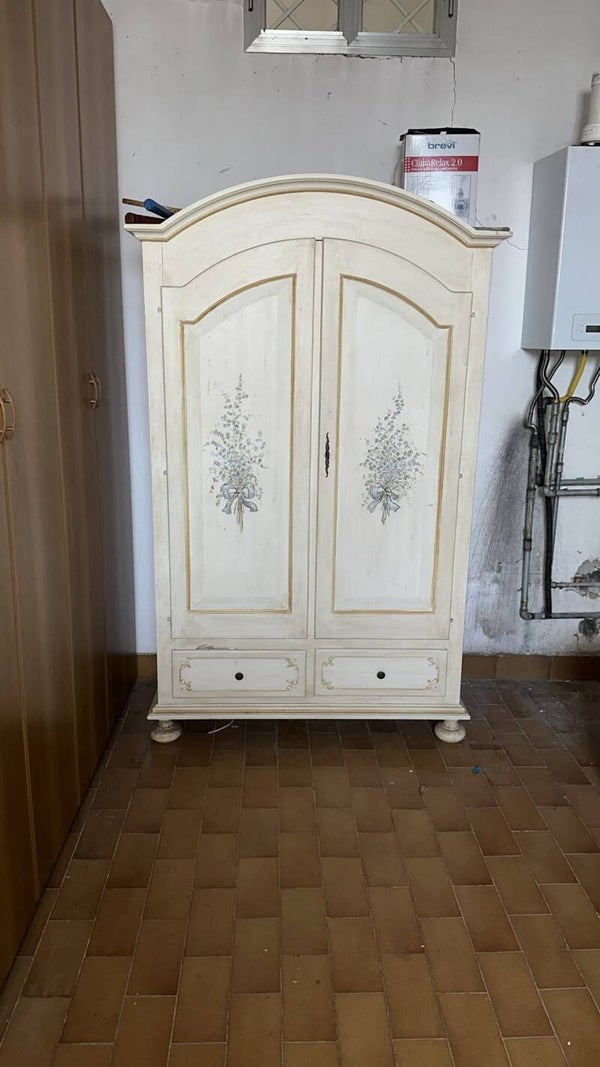 Armadio Shabby Chic decorato a mano in legno – Stile Provenzale