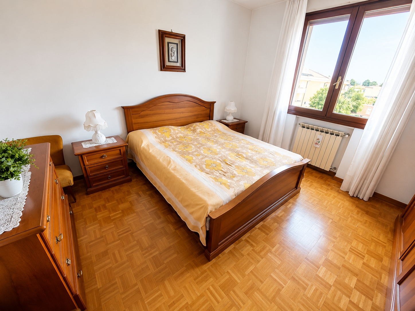 Camera da letto completa di letto matrimoniale, specchio, rete, comodini, comò e armadio