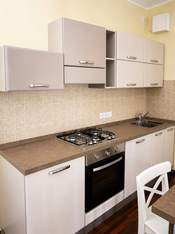 Cucina moderna lineare 2,60 mt completa di lavastoviglie Indesit, piano cottura, forno Ariston, cappa aspirante, lavello in acciaio, penisola centrale e 2 sgabelli