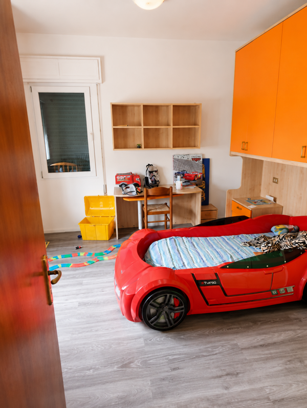 Cameretta mod. 'Race' da letto completa di armadiatura a ponte, scrivania, libreira pensile e struttura letto a forma di auto da corsa completa di doghe (no materasso).