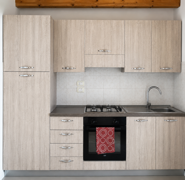 Cucina 2,45mt. inclusi: frigo, forno e piano cottura Beko, cappa, lavello.