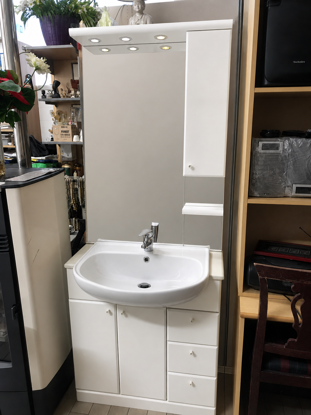 Mobile da bagno bianco, completo di lavabo e specchiera e faretti altezza 190 x largehzza 75 cm.