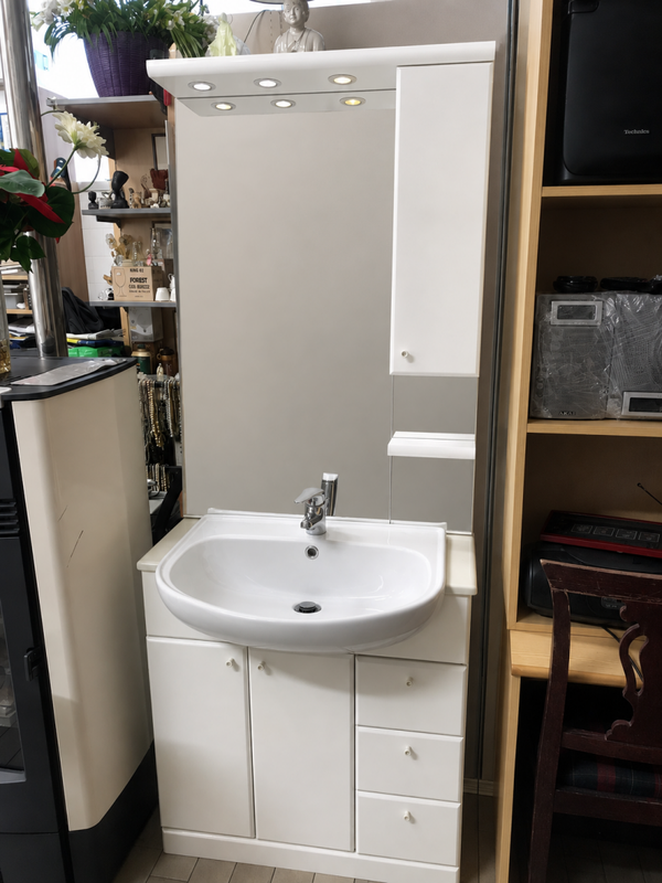 Mobile da bagno bianco, completo di lavabo e specchiera e faretti altezza 190 x largehzza 75 cm.