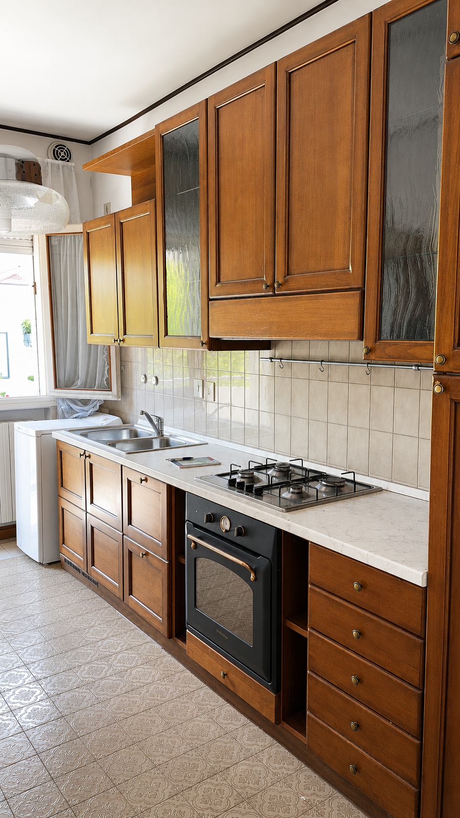 Cucina lineare 330 cm (270cm + colonna frigo 60 cm) in legno intarsiato completa di vetrine ed elettrodomestici inclusi