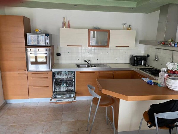 Cucina angolare mt. 4 x 1,60 con penisola mt. 1,80 e completa di elettrodomestici