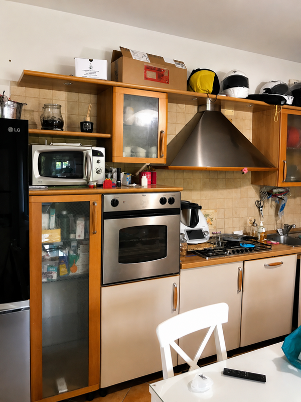 Cucina 353x252cm mt. comprensiva di elettrodomestici, tavolo e sedie