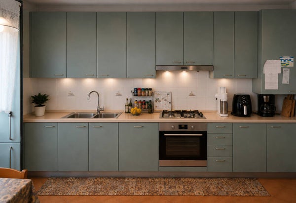 Elegante Cucina Verde Salvia Euromobil completa di elettrodomestici