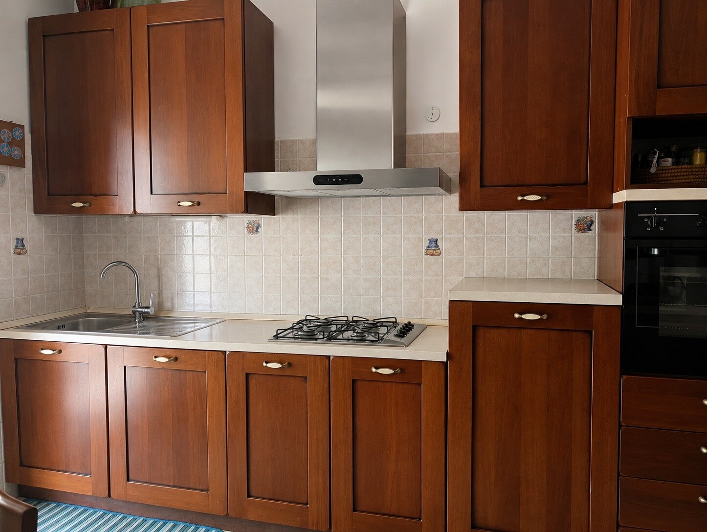 Elegante Cucina 3,30 mt. in noce stile arte povera completa di elettrodomestici