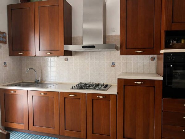 Elegante Cucina 3,30 mt. in noce stile arte povera completa di elettrodomestici