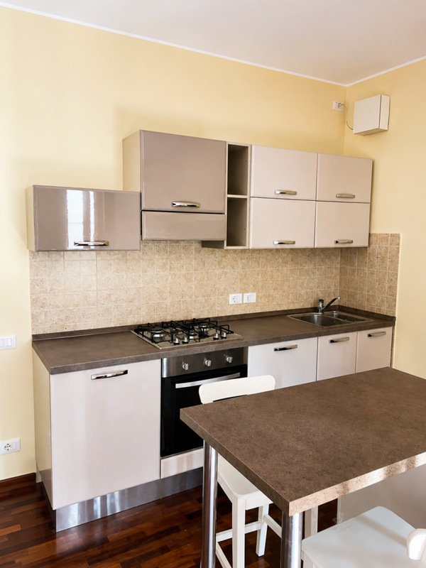 Cucina moderna lineare 2,60 mt completa di lavastoviglie Indesit, piano cottura, forno Ariston, cappa aspirante, lavello in acciaio, tavolo e sedie