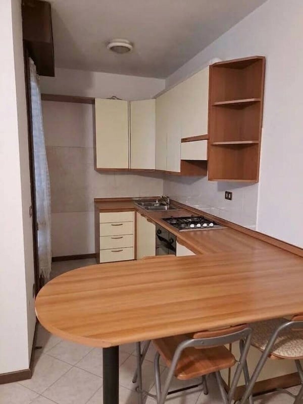 Cucina angolare con penisola inclusa di elettrodomestici