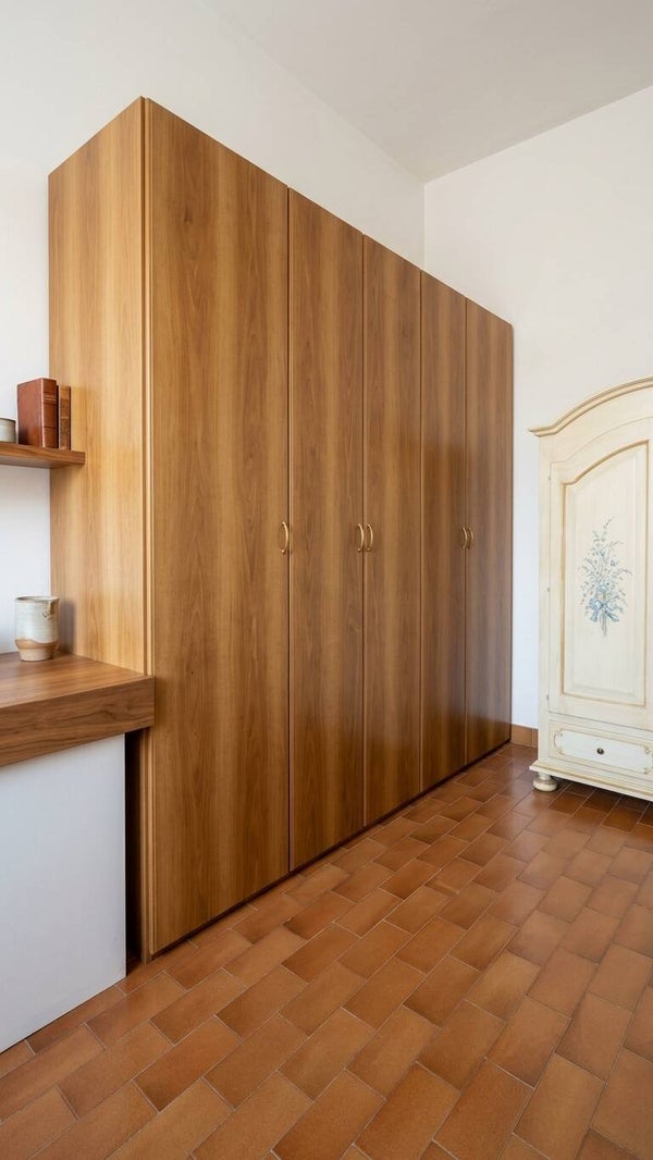 Grande armadio guardaroba a 6 ante in finitura legno – Molto capiente