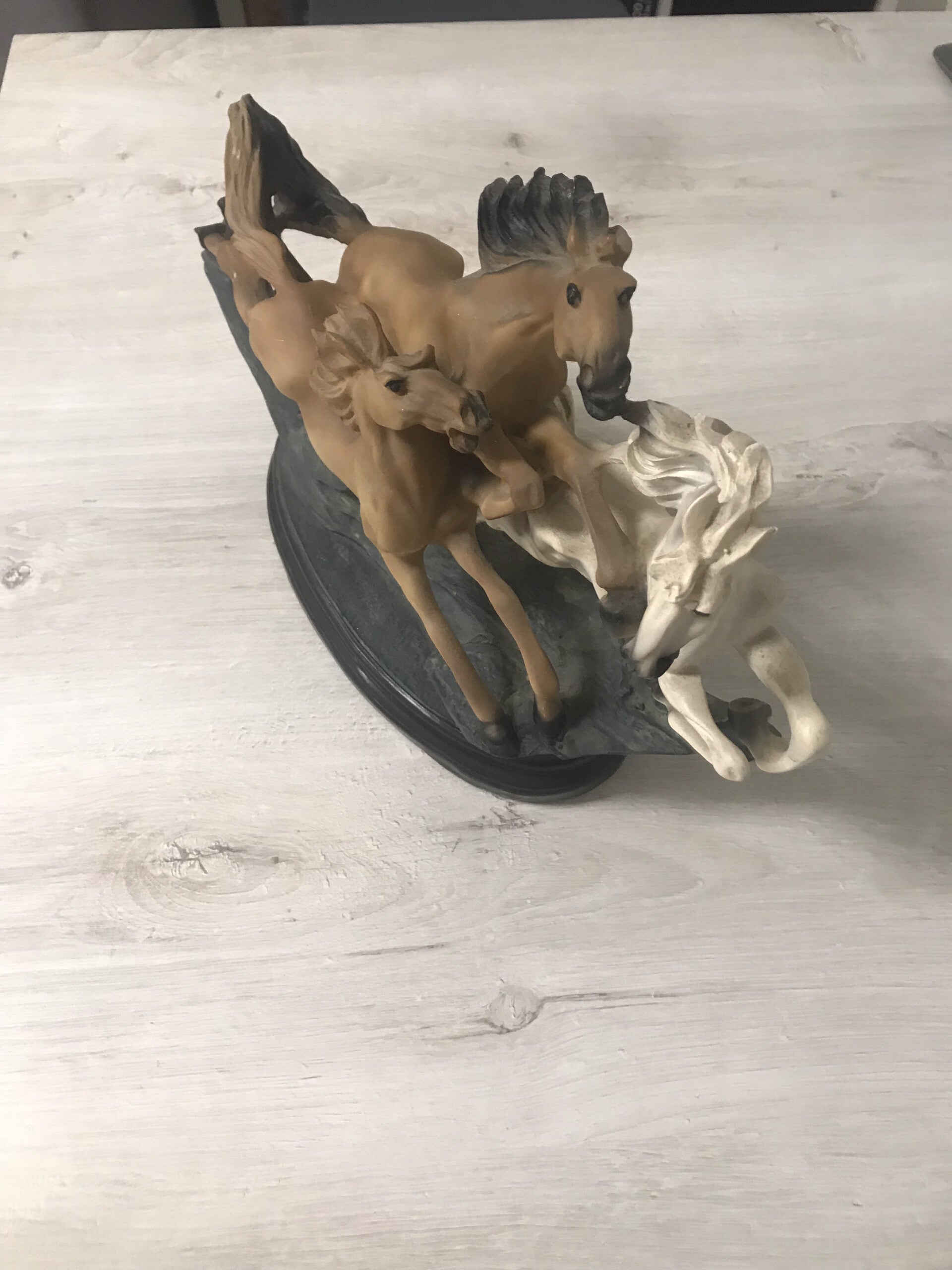 Statua Tre Cavalli Al Galoppo In Resina 40xh30 cm - Stile Armani Capodimonte