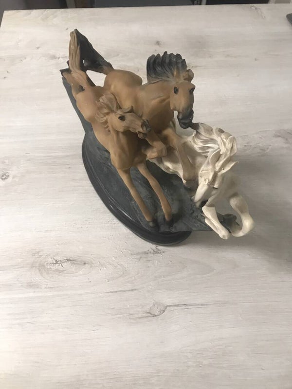 Statua Tre Cavalli Al Galoppo In Resina 40xh30 cm - Stile Armani Capodimonte