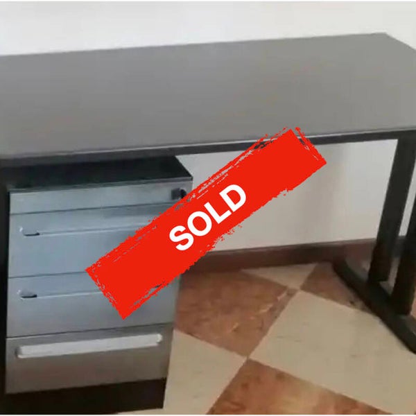 Elegante scrivania lunghezza 240 x prof. 0,60cm completa di cassettiera in metallo e chiave