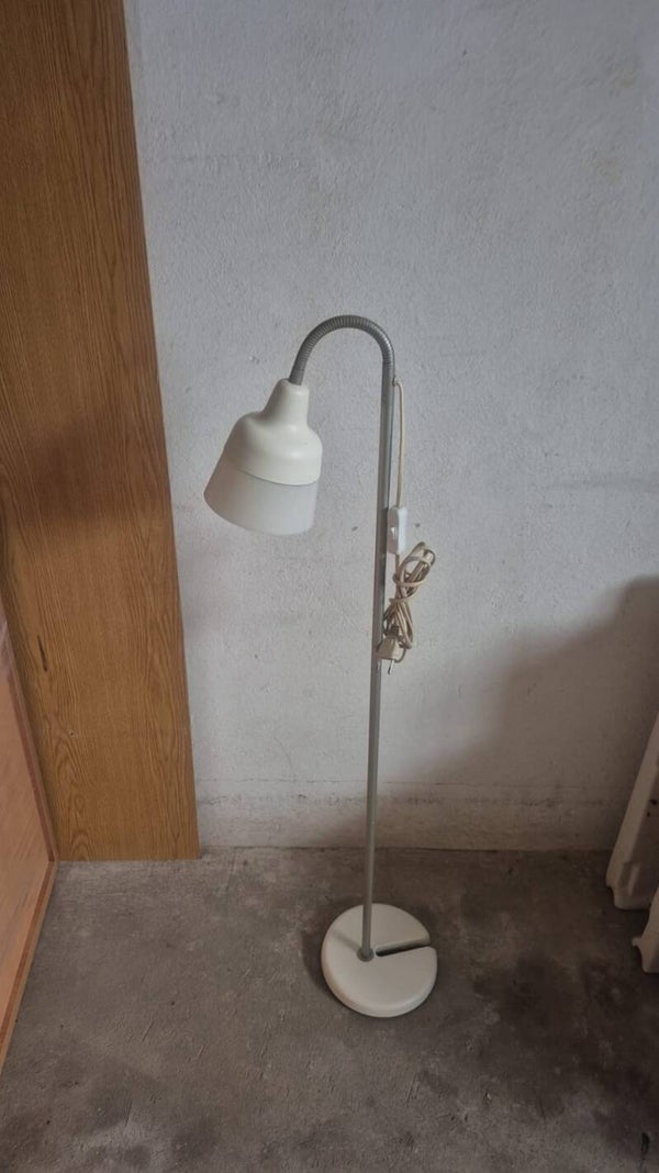 Lampada da terra bianca e grigia con collo orientabile flessibile