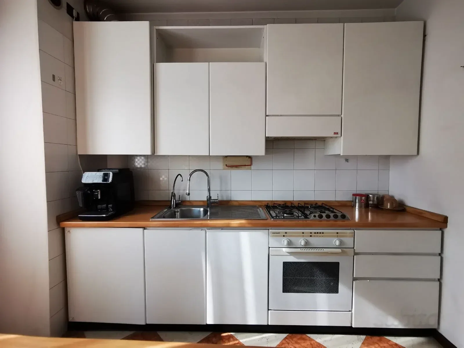 Cucina lineare modello MIA 2,73 mt. completa di elettrodomestici, depuratore, tavolo e sedie