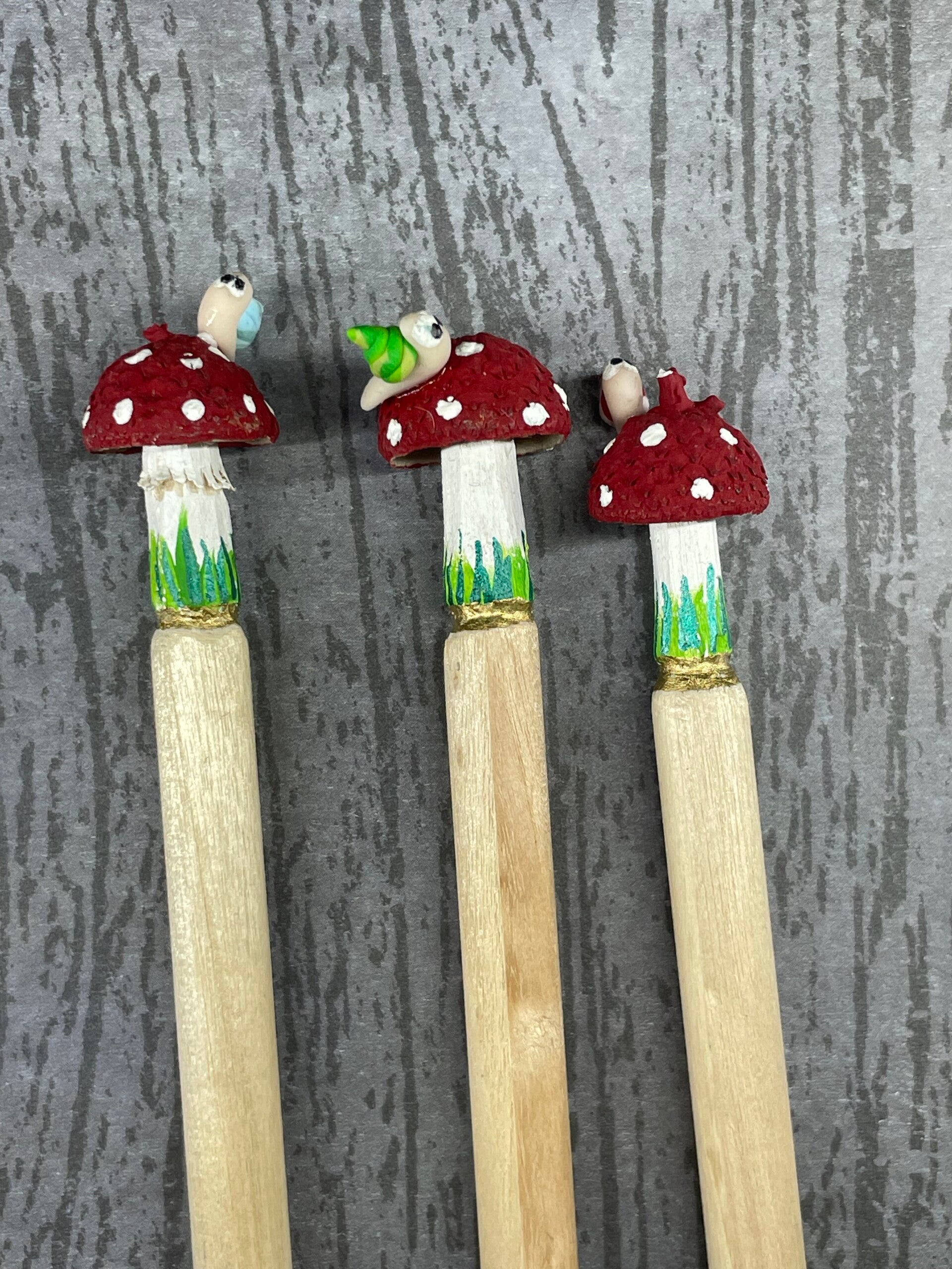 Kleiner Pilzbleistift mit Eichelhütchen und Schnecke