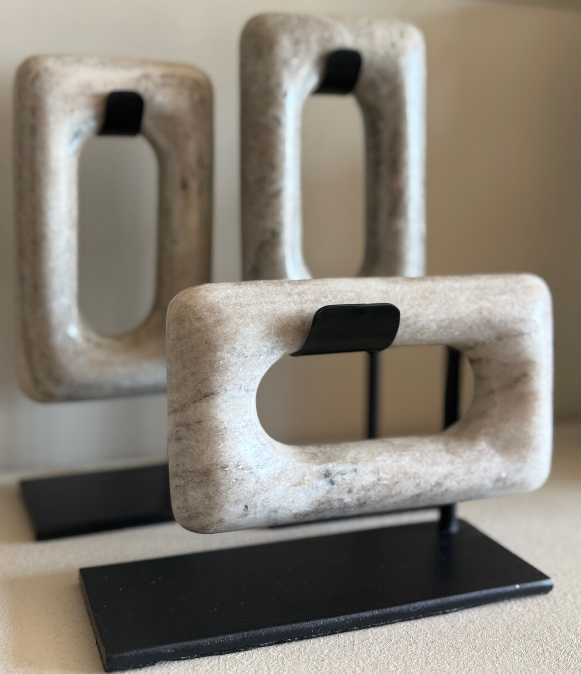 Marmeren schakels op statief