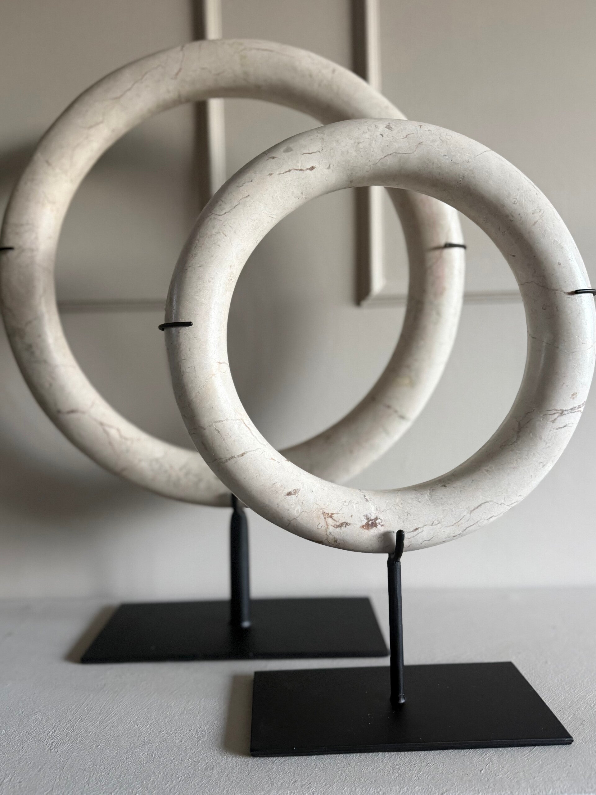 Marmeren Ringen op statief