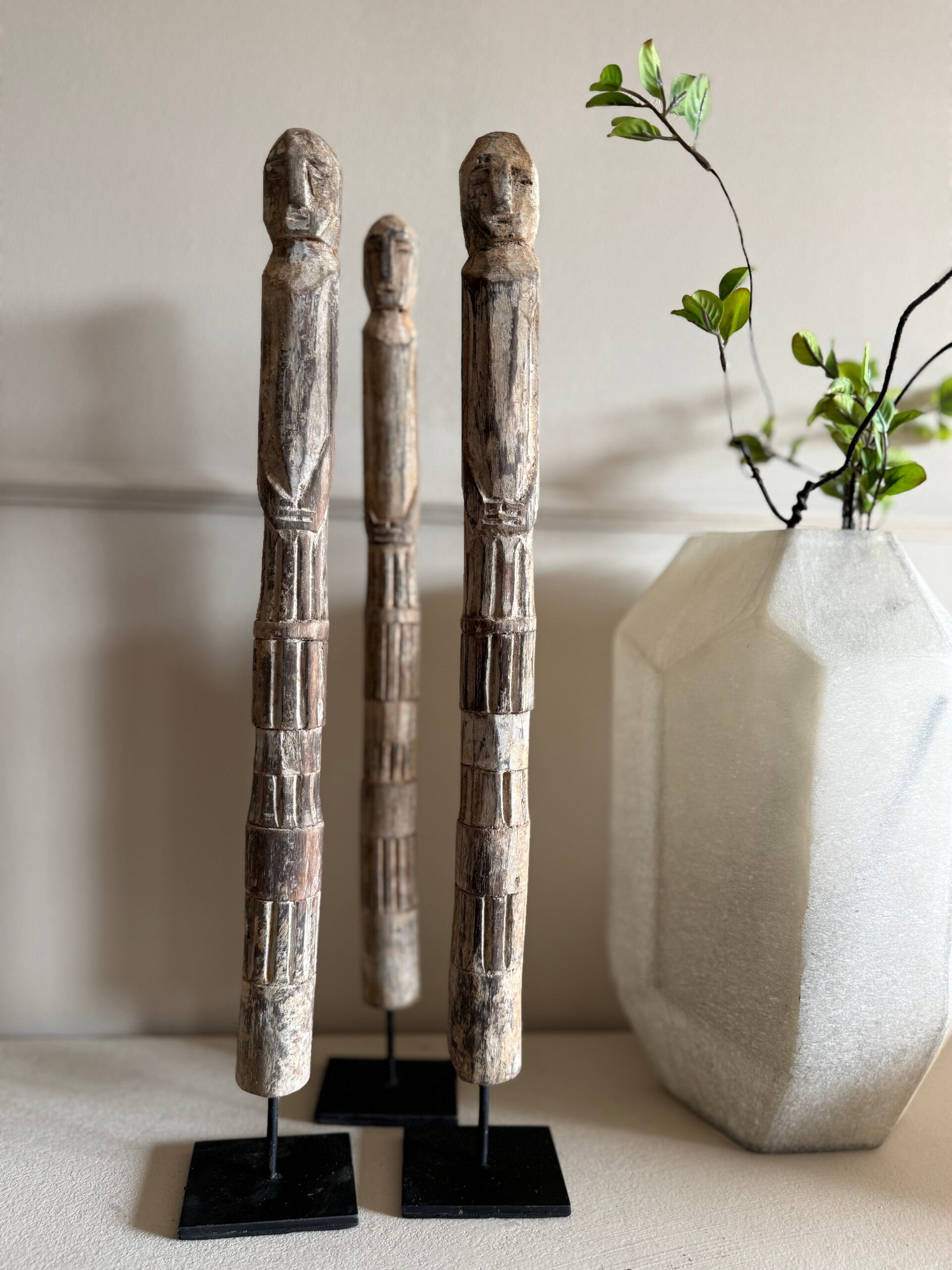 Houten beeld op voet