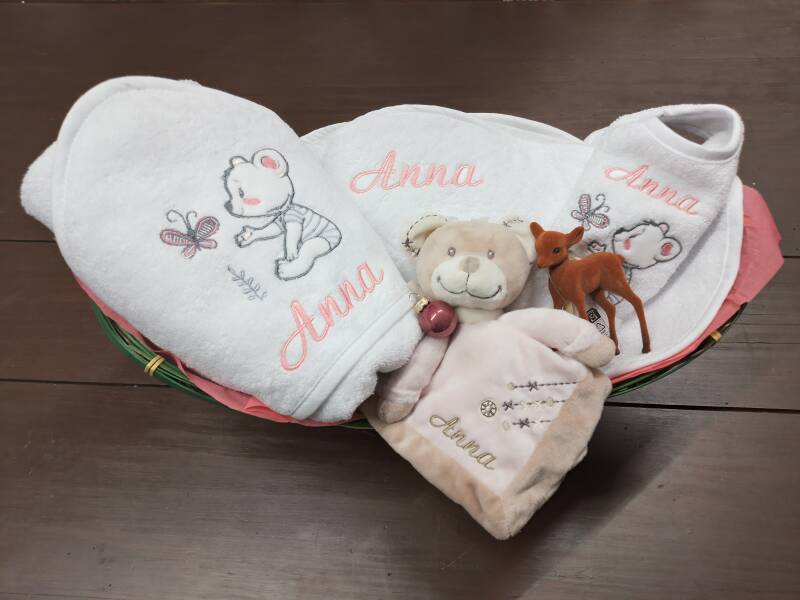 Coffret Cape de bain + doudou + bavoir + trousse de toilette = panière + figurine offertes