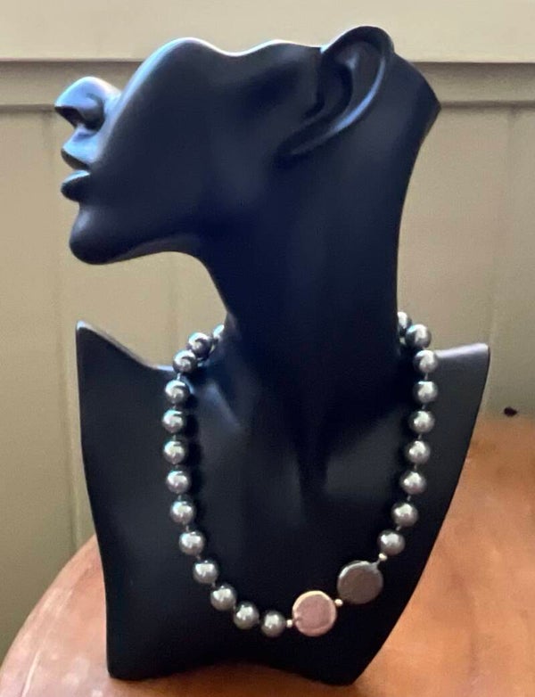 Choker 12mm grey Shell Pearl with 2 disc inset