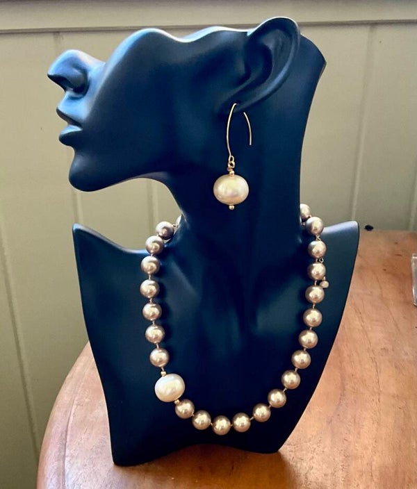 Choker 12mm Matt Gold Shell Pearl with Statement inset