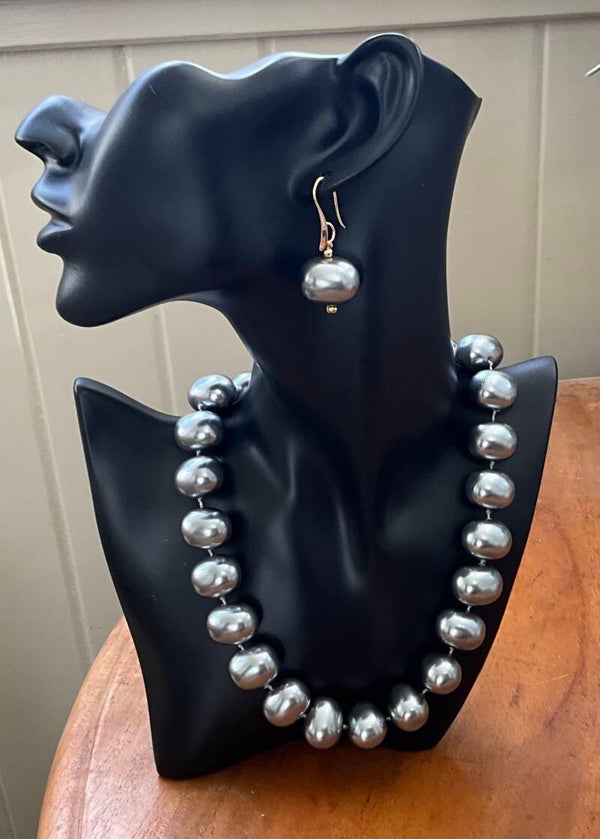 Statement Shell Pearl Necklace: Dark Grey