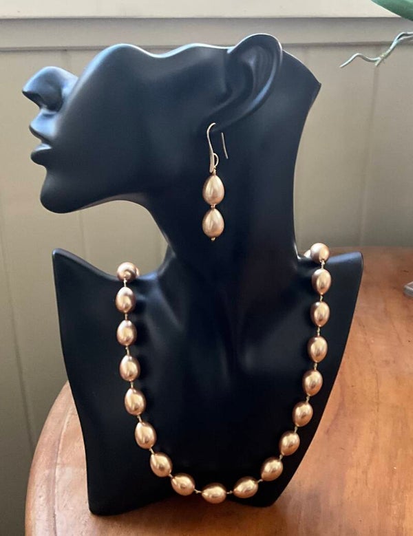 Oval Shell Pearl Necklace: Gold