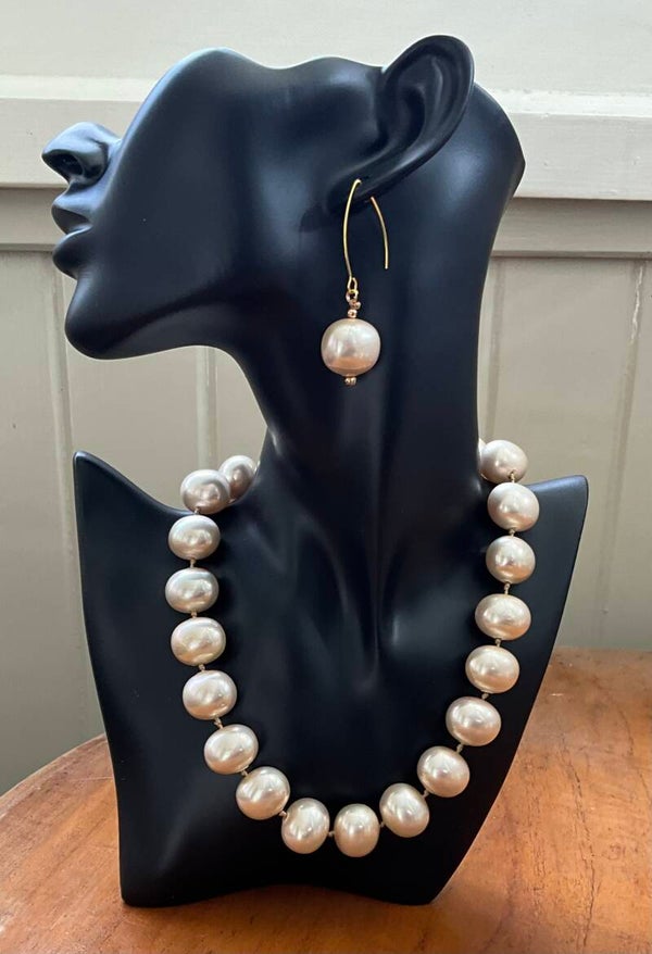 Statement Shell Pearl Necklace: Champagne