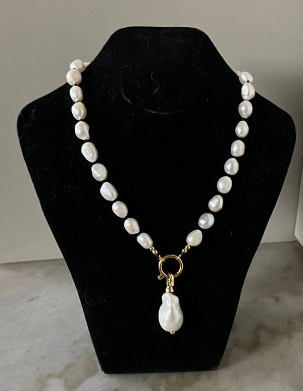 Freshwater Baroque White Pearl/ Black Knotting