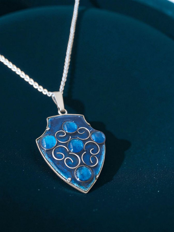 Collier "Bouclier Céleste" en Bleu Mystique