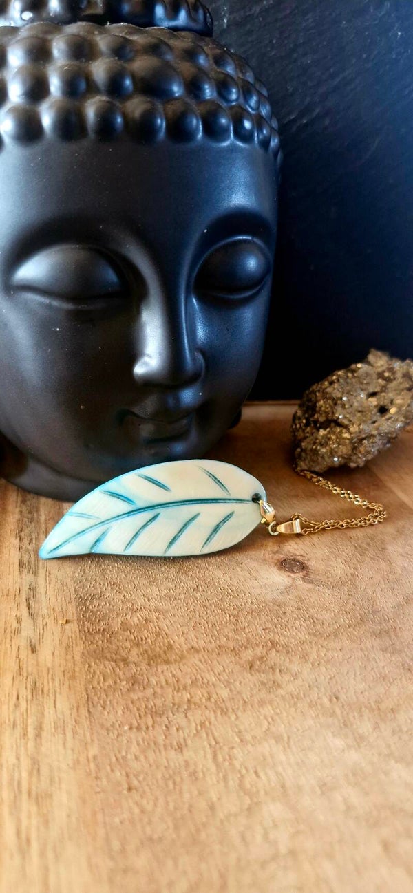Collier Feuille Nacrée – Coquille d’Eau Douce