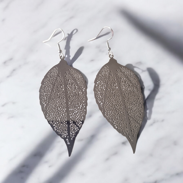 Boucles d’oreilles — Feuilles Texturées Argentées